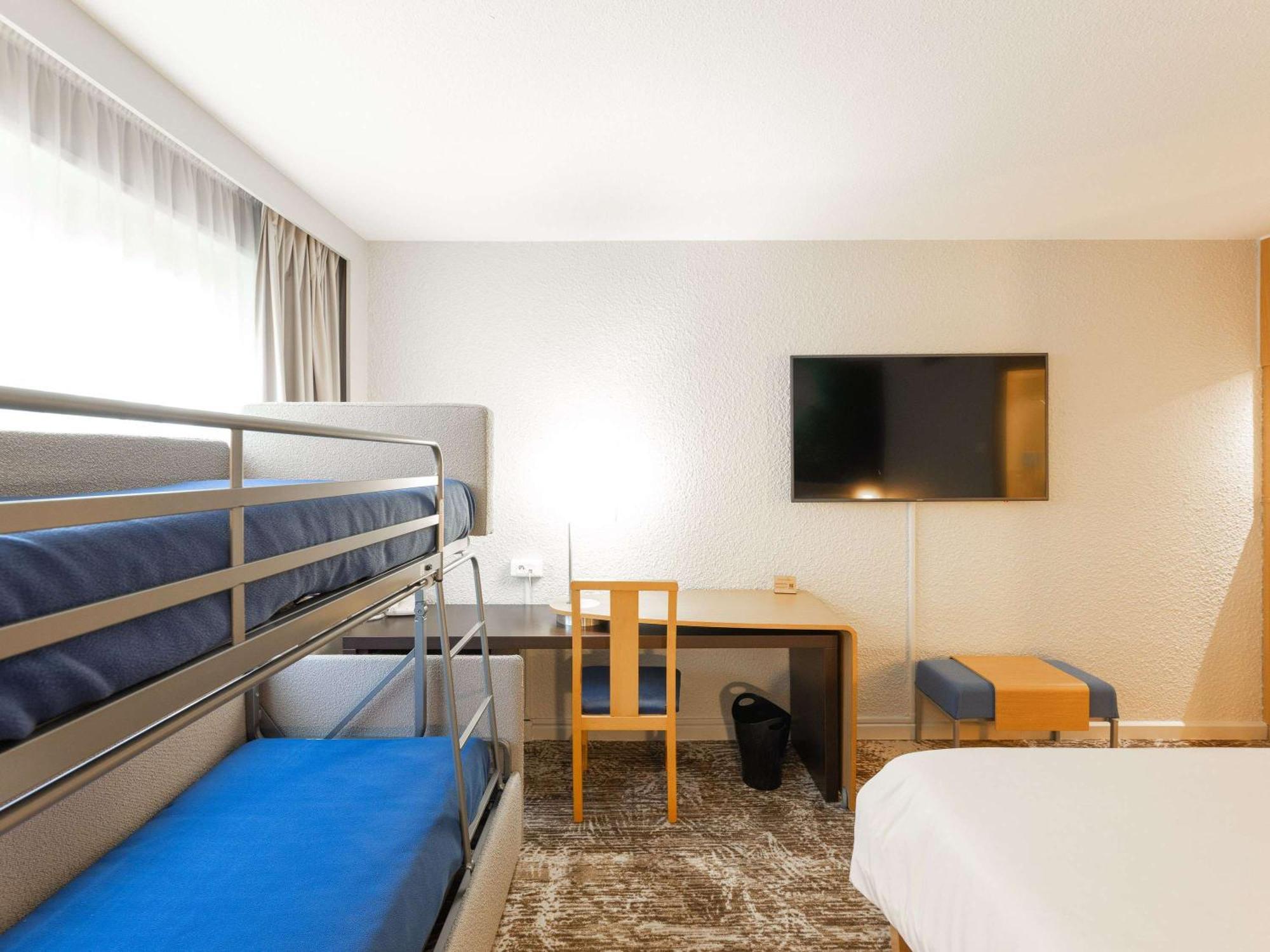 Novotel Nord Autoroute Du Soleil Hotel 4*