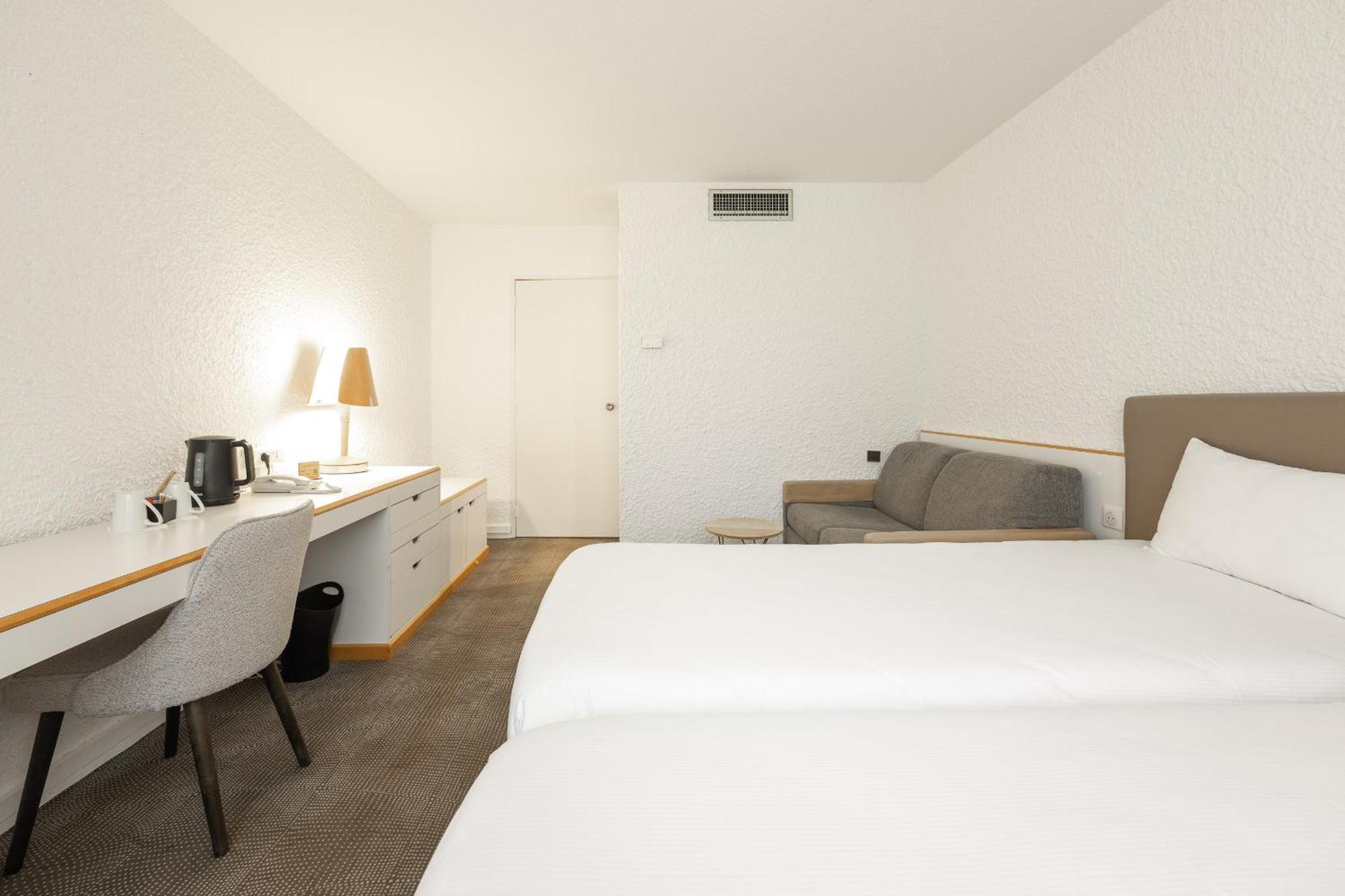 Novotel Nord Autoroute Du Soleil Hotel 4*