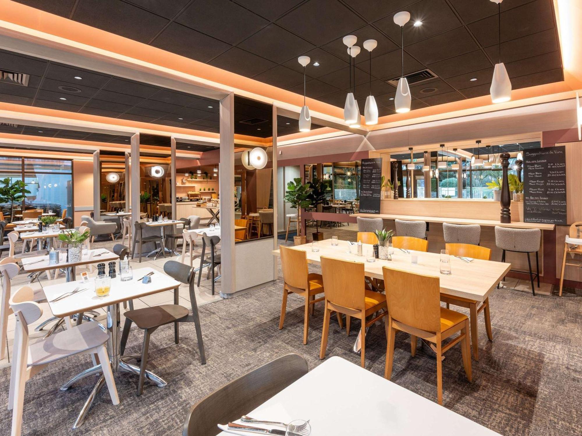 Hotel Novotel Nord Autoroute Du Soleil 4*
