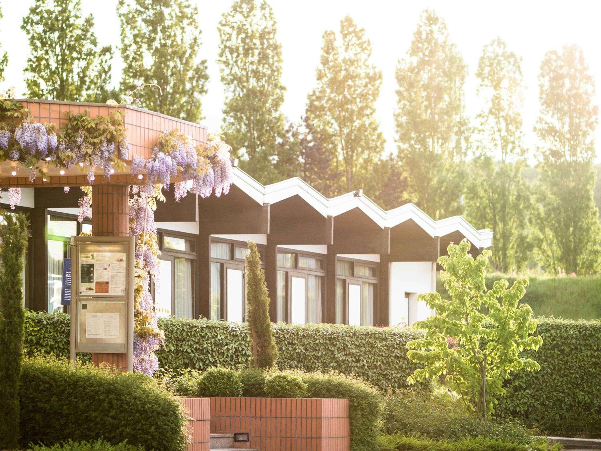 Hotel Novotel Nord Autoroute Du Soleil 4*