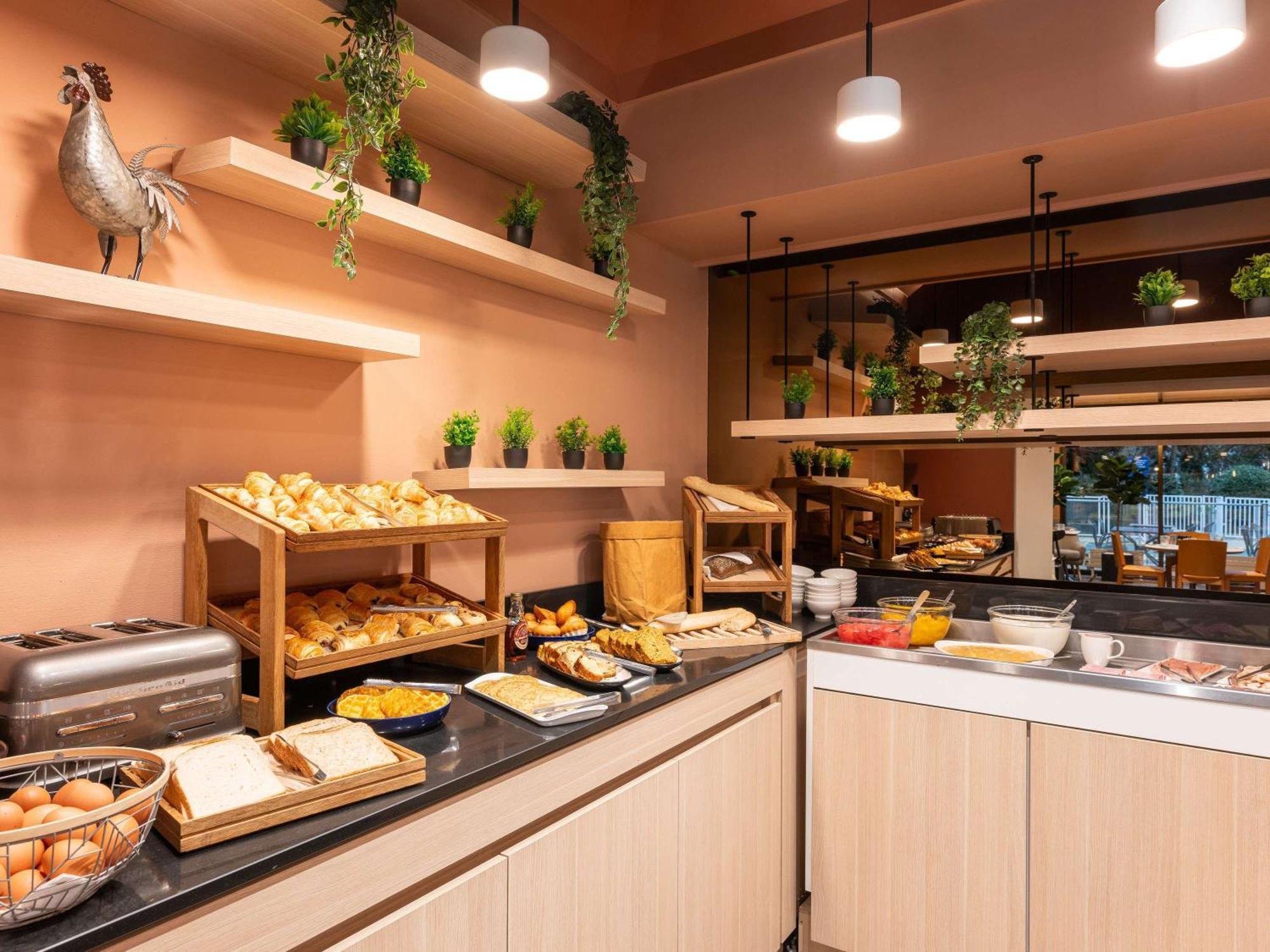 Novotel Nord Autoroute Du Soleil Hotel 4*