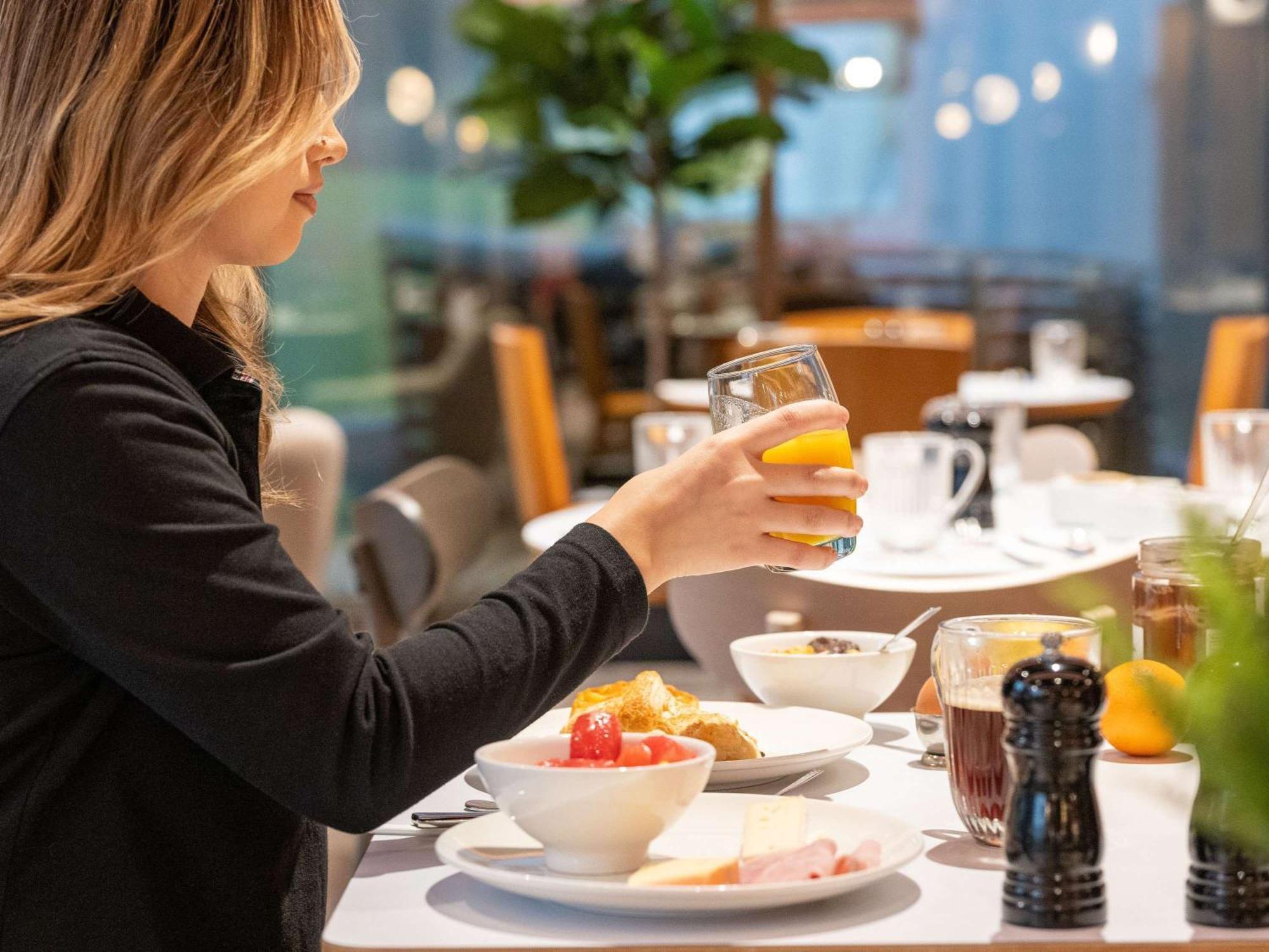 Hotel Novotel Nord Autoroute Du Soleil 4*