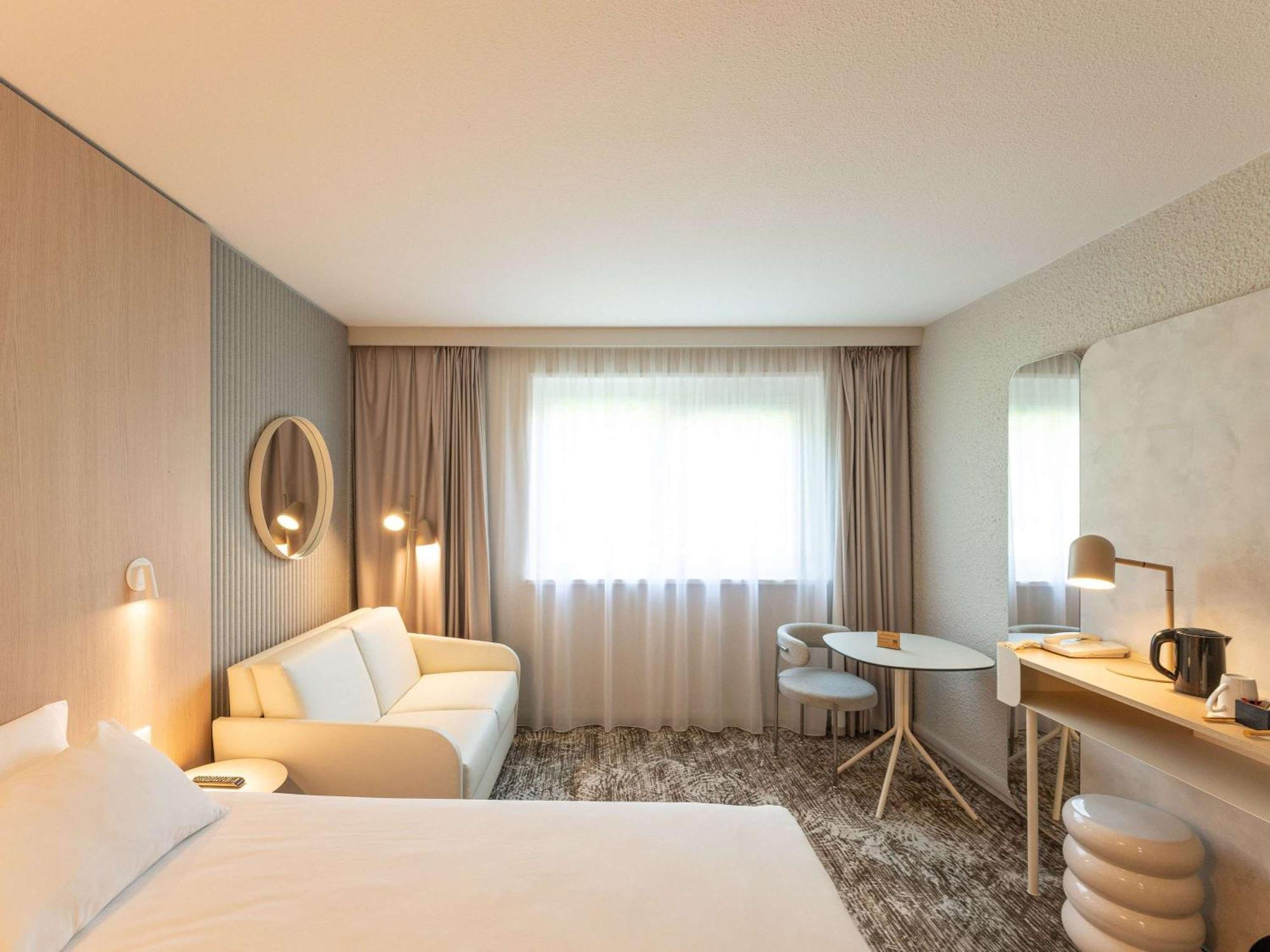 Hotel Novotel Nord Autoroute Du Soleil 4*