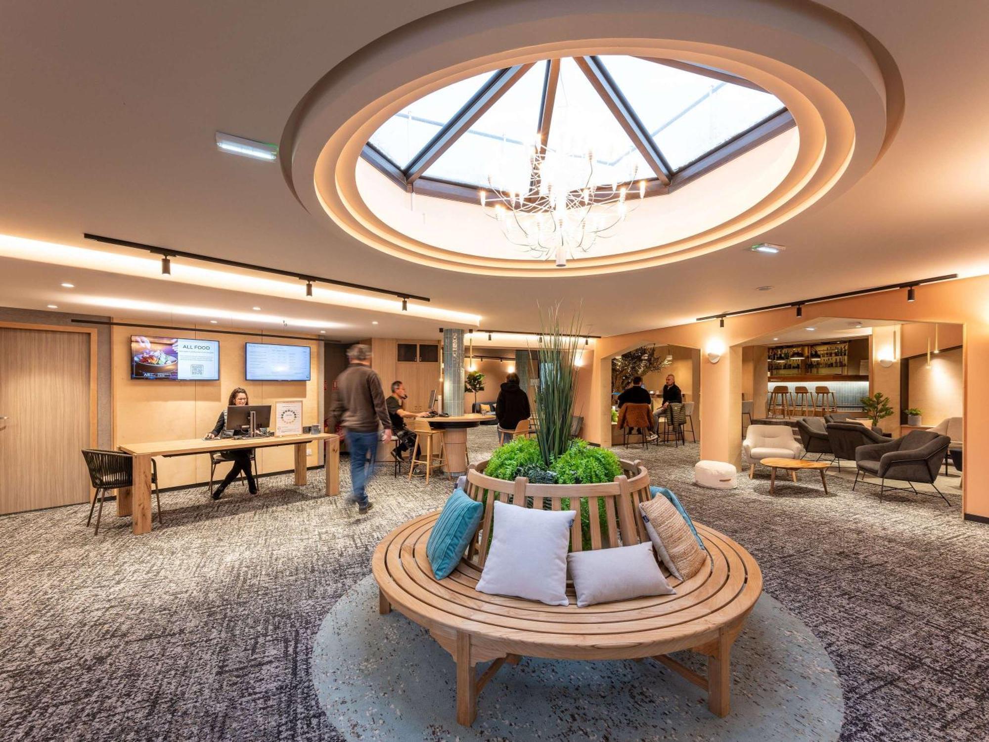 Novotel Nord Autoroute Du Soleil 4*