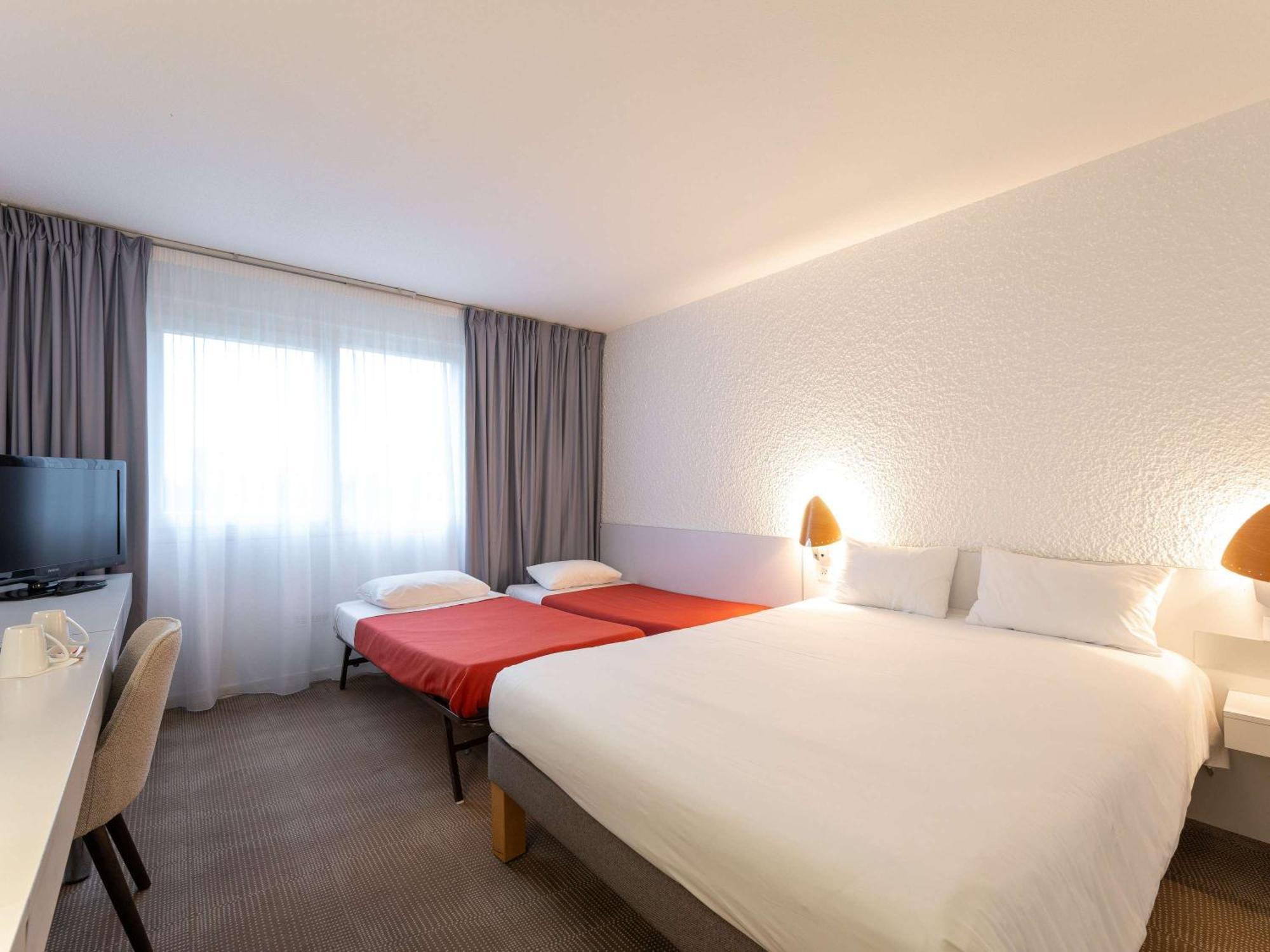 Novotel Nord Autoroute Du Soleil Hotel 4*