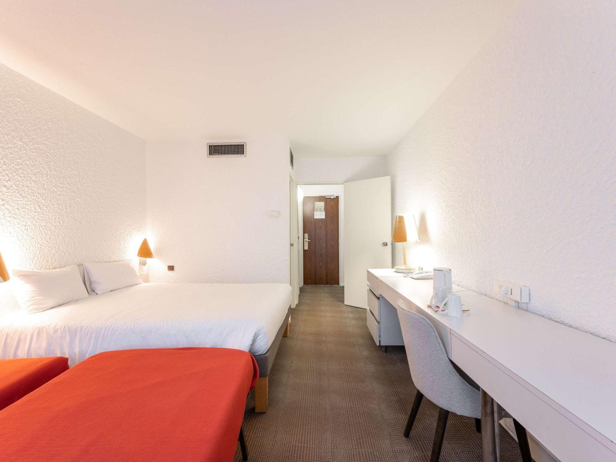 Hotel Novotel Nord Autoroute Du Soleil 4*